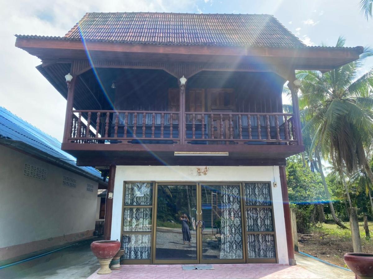 Reindeer House Wat Chedi 4 People Hotel Sichon Bagian luar foto